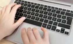 Mains sur clavier d'ordinateur 2