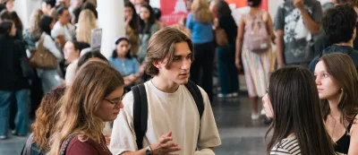 Etudiants dans le hall du centre Vaugirard